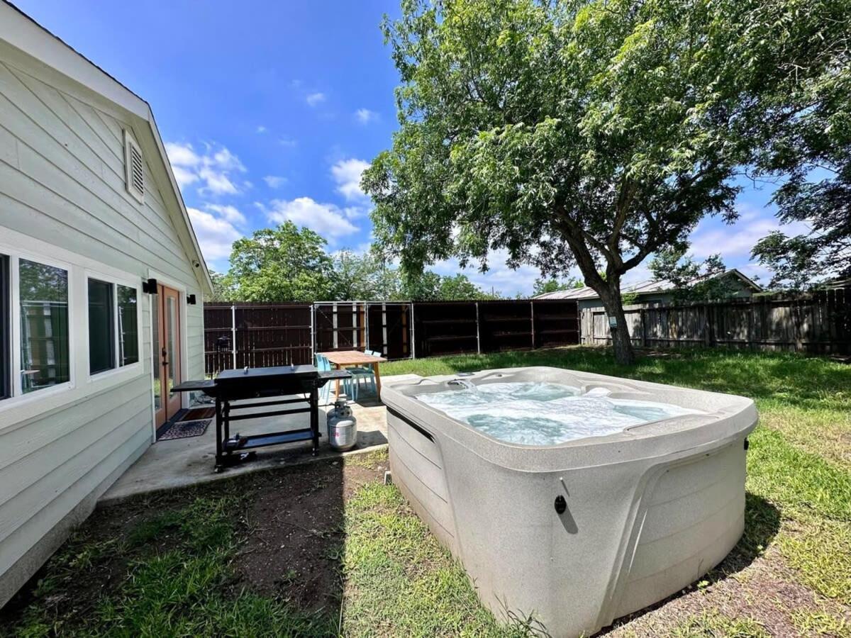 2 Kings Hot Tub Modern Cottage Hill Country Blanco Exterior photo