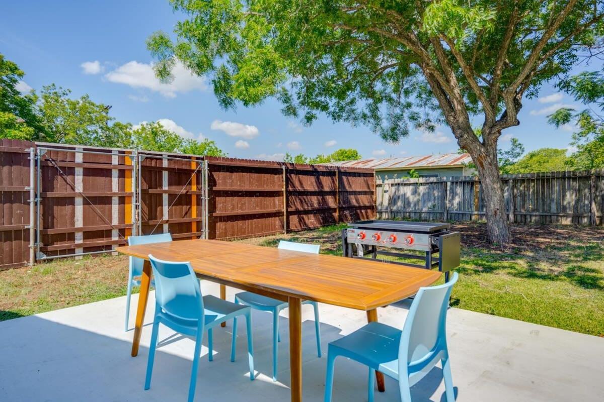 2 Kings Hot Tub Modern Cottage Hill Country Blanco Exterior photo